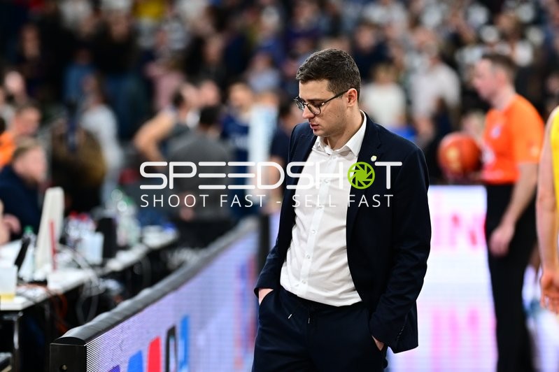 Lazar Spasic (997; EWE Baskets Oldenburg) am Spielfeldrand