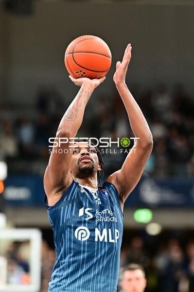 Samuell Williamson (10; MLP Academics Heidelberg) mit Wurf