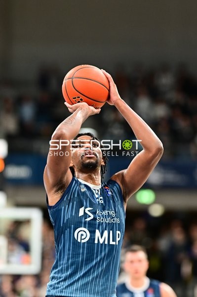 Samuell Williamson (10; MLP Academics Heidelberg) mit Wurf