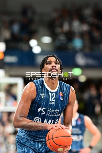 Osun Osunniyi (12; MLP Academics Heidelberg) mit Ball in Aktion