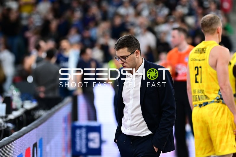 Szene mit Alex Vogel (997; MLP Academics Heidelberg) und Seth Hinrichs (21; EWE Baskets Oldenburg)