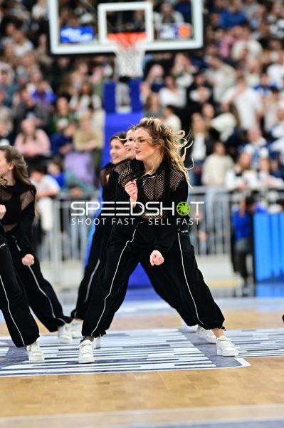 Basketball-Szene mit Tänzerinnen
