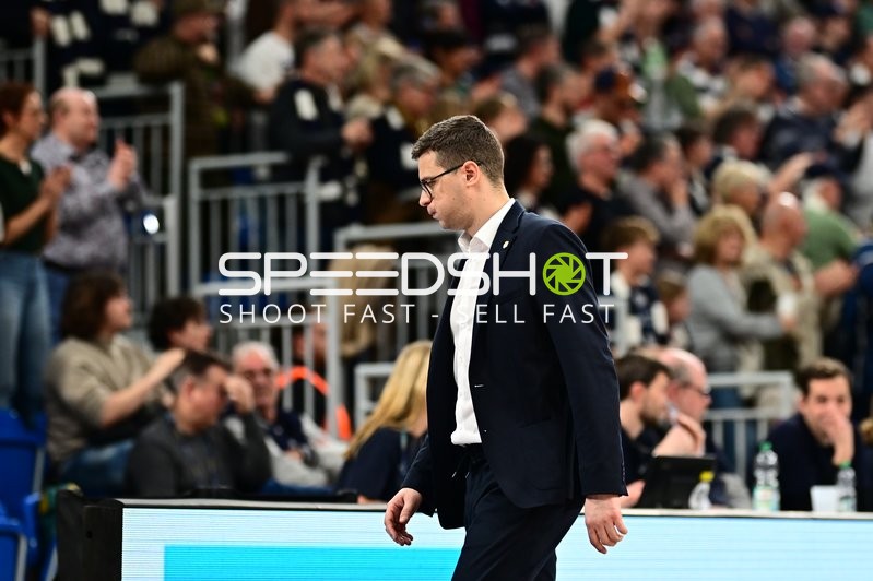 Lazar Spasic (997; EWE Baskets Oldenburg) am Spielfeldrand