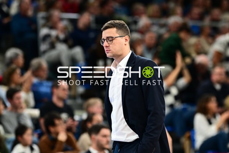 Lazar Spasic (997; EWE Baskets Oldenburg) in der Halle