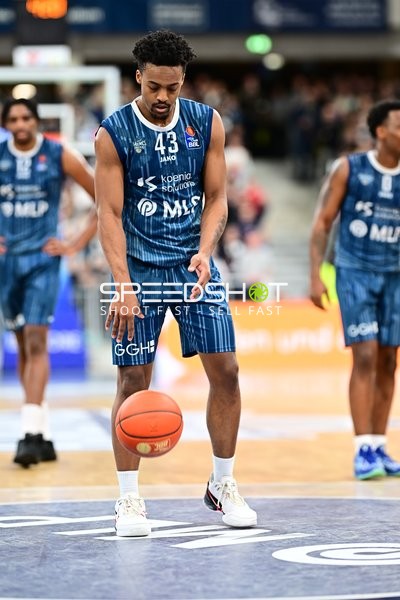 Eric Reed Jr. (43; MLP Academics Heidelberg) mit Ball am Boden