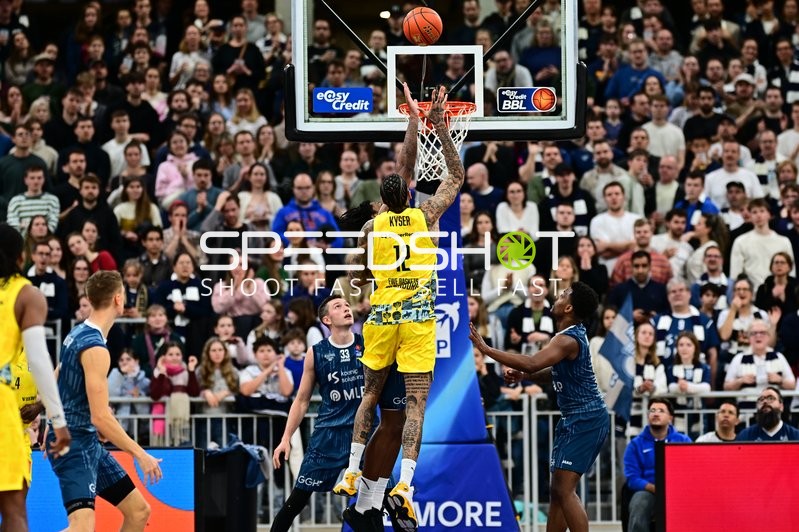 Ryan Mikesell (33; MLP Academics Heidelberg) und Michale Kyser (12; EWE Baskets Oldenburg) in Aktion