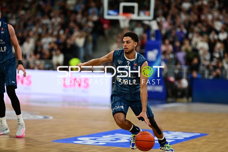 Kevin McClain (3; MLP Academics Heidelberg) mit Ball in Aktion