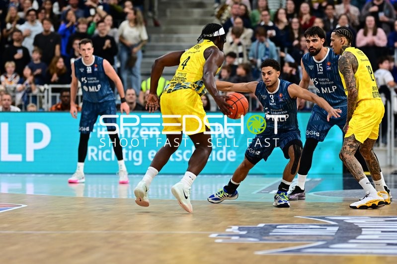 Spielaktion mit Kevin McClain (3; MLP Academics Heidelberg) und Michale Kyser (12; EWE Baskets Oldenburg)