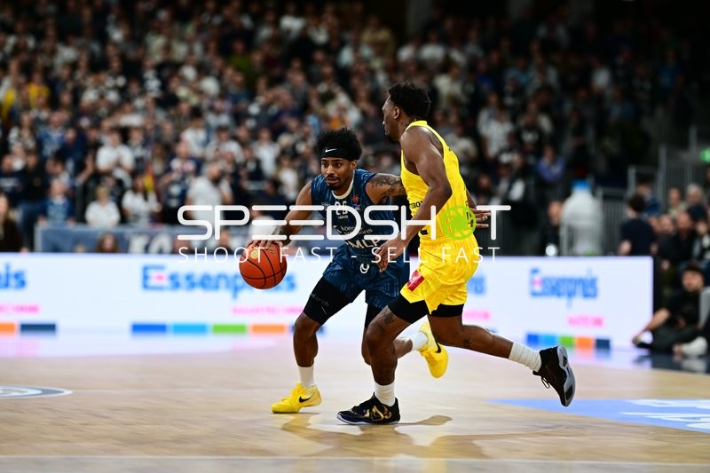 Michael Weathers (20; MLP Academics Heidelberg) mit Ball in Aktion