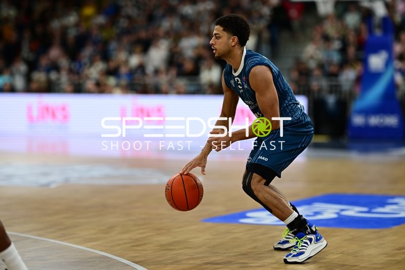 Kevin McClain (3; MLP Academics Heidelberg) dribbelt