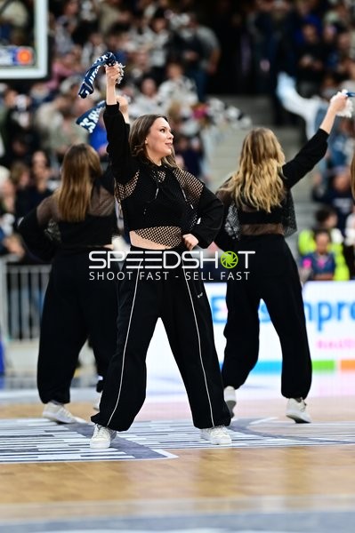 Basketball-Szene mit Cheerleaderinnen