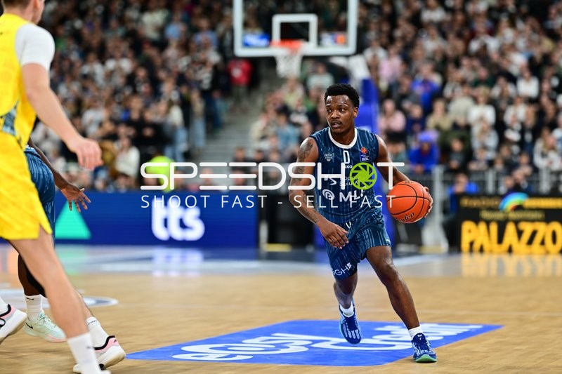 DJ Horne (0; MLP Academics Heidelberg) mit Ball in Aktion