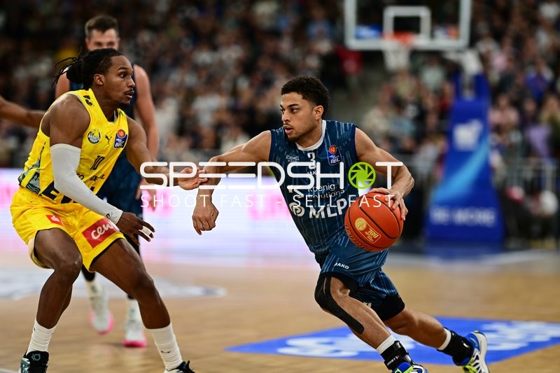 Kevin McClain (3; MLP Academics Heidelberg) mit Ball gegen James Woodard (10; EWE Baskets Oldenburg)