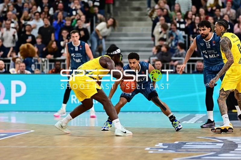 Spielaktion mit Michale Kyser (12; EWE Baskets Oldenburg) und Kevin McClain (3; MLP Academics Heidelberg)