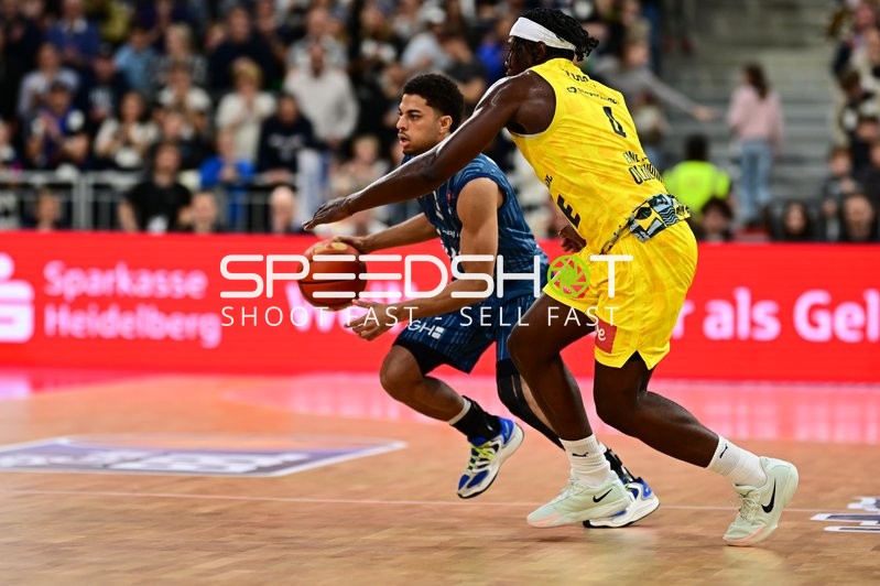 Kevin McClain (3; MLP Academics Heidelberg) mit Ball am Dribbling