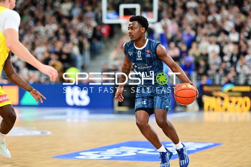 DJ Horne (0; MLP Academics Heidelberg) mit Ball in Aktion