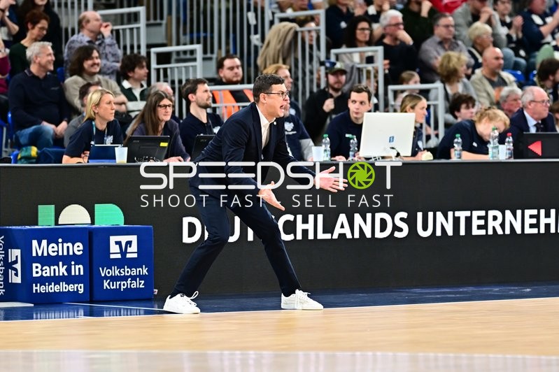 Trainer am Spielfeldrand