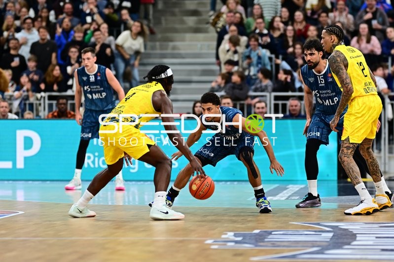 Spielaktion mit Michale Kyser (12; EWE Baskets Oldenburg) und Kevin McClain (3; MLP Academics Heidelberg)