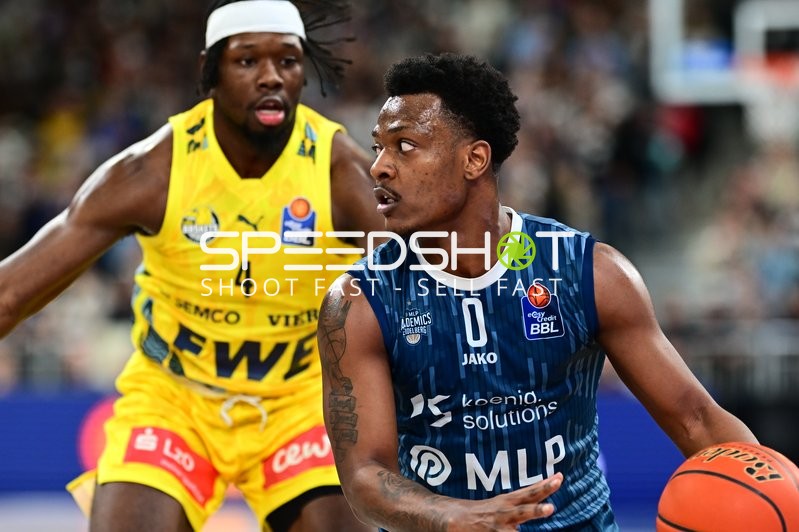 Spielaktion mit Brian Fobbs (4; EWE Baskets Oldenburg) und DJ Horne (0; MLP Academics Heidelberg)