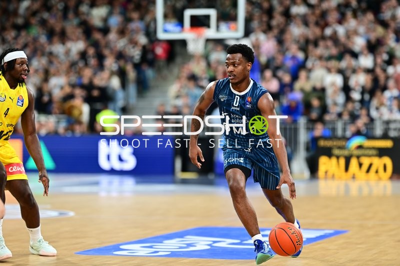 DJ Horne (0; MLP Academics Heidelberg) mit Ball gegen Brian Fobbs (4; EWE Baskets Oldenburg)