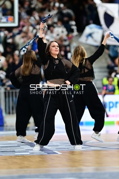Basketball-Szene mit Tänzerinnen