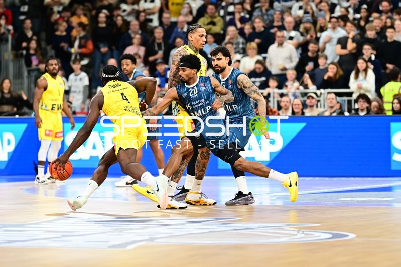 Spielaktion mit Osun Osunniyi (12; MLP Academics Heidelberg) und Marcel Keßen (15; MLP Academics Heidelberg)