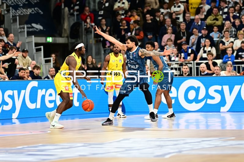 Spielaktion mit Marcel Keßen (15; MLP Academics Heidelberg) und Christopher Clemons (3; EWE Baskets Oldenburg)