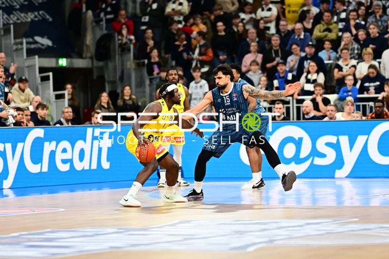 Spielaktion mit Christopher Clemons (3; EWE Baskets Oldenburg) und Marcel Keßen (15; MLP Academics Heidelberg)