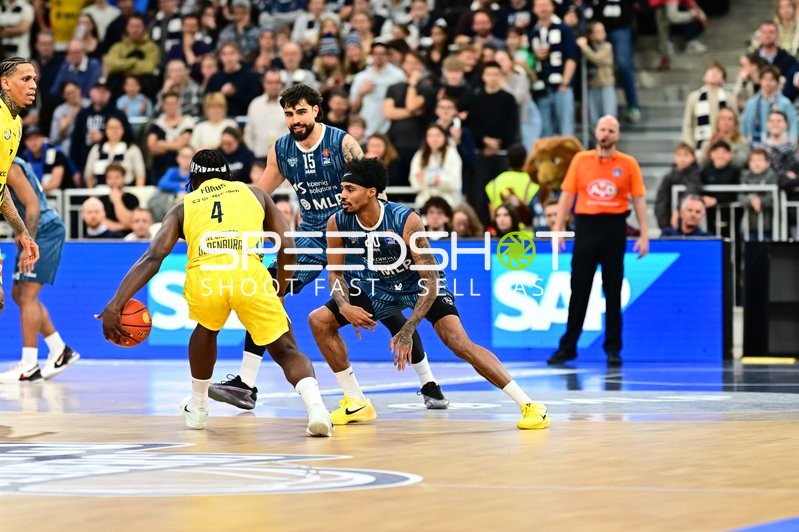 Spielaktion mit Michale Kyser (12; EWE Baskets Oldenburg) und Marcel Keßen (15; MLP Academics Heidelberg)