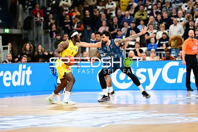 Eric Reed Jr. (43; MLP Academics Heidelberg) verteidigt gegen Brian Fobbs (4; EWE Baskets Oldenburg)