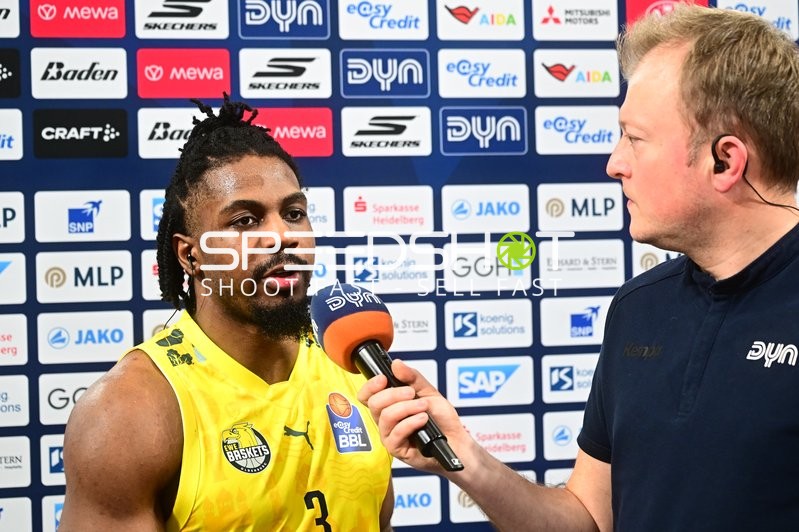 Interview mit Christopher Clemons (3; EWE Baskets Oldenburg) und Chris Schmidt (545; DYN TV)