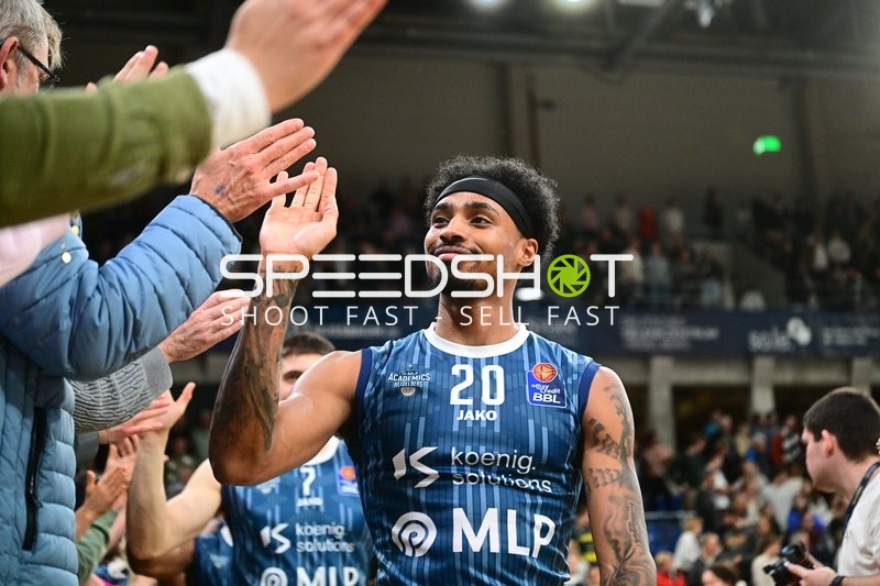 Michael Weathers (20; MLP Academics Heidelberg) am Spielfeldrand