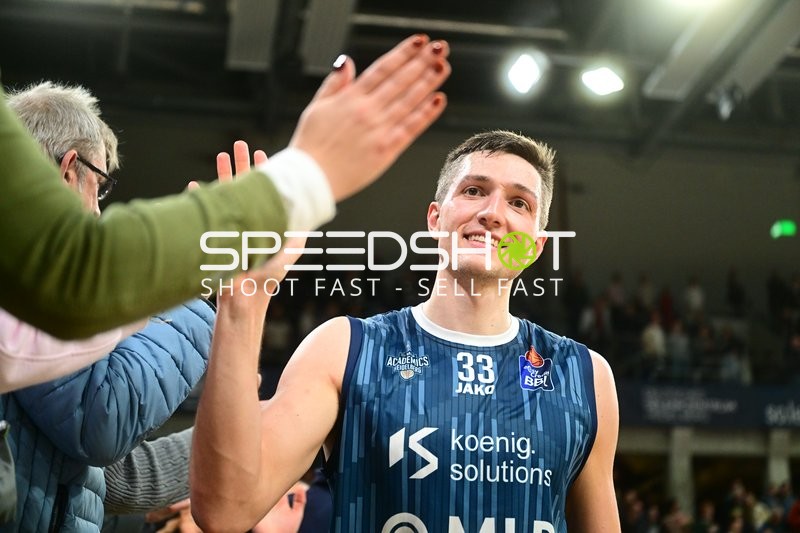 Ryan Mikesell (33; MLP Academics Heidelberg) jubelt am Spielfeldrand