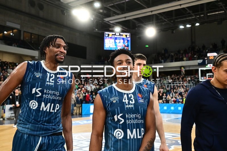 Szene mit Osun Osunniyi (12; MLP Academics Heidelberg), Eric Reed Jr. (43; MLP Academics Heidelberg) und Dusan Neskovic (7; MLP Academics Heidelberg)