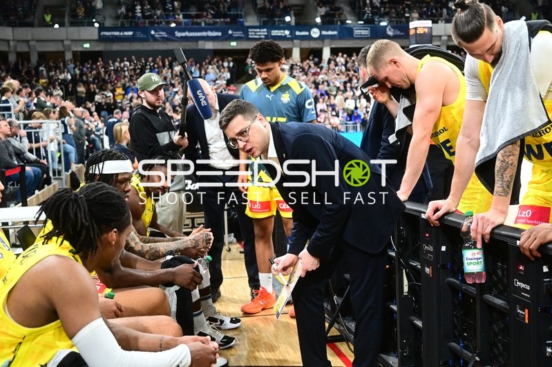 Szene mit Colin Schroeder (29; EWE Baskets Oldenburg), Lazar Spasic (997; EWE Baskets Oldenburg) und Brian Fobbs (4; EWE Baskets Oldenburg)