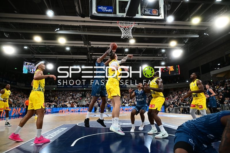 Christopher Clemons (3; EWE Baskets Oldenburg) im Wurfduell mit Erol Ersek (11; MLP Academics Heidelberg) und Ryan Mikesell (33; MLP Academics Heidelberg)