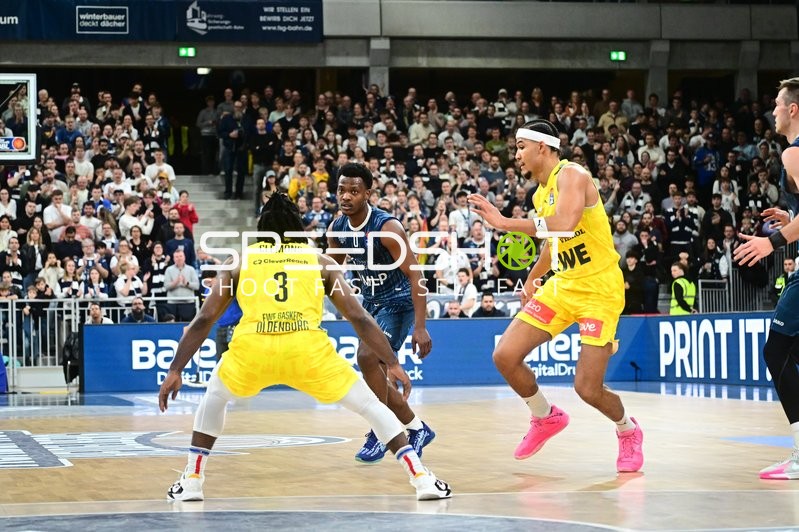 Spielaktion mit Ryan Mikesell (33; MLP Academics Heidelberg) und Nicholas Tischler (11; EWE Baskets Oldenburg)