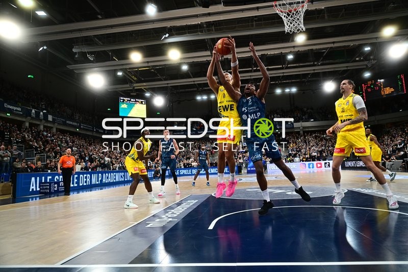 Spielaktion mit Brian Fobbs (4; EWE Baskets Oldenburg) und Ryan Mikesell (33; MLP Academics Heidelberg)