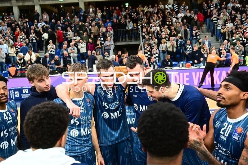 Szene mit Paul Zipser (9; MLP Academics Heidelberg) und Teamkollegen