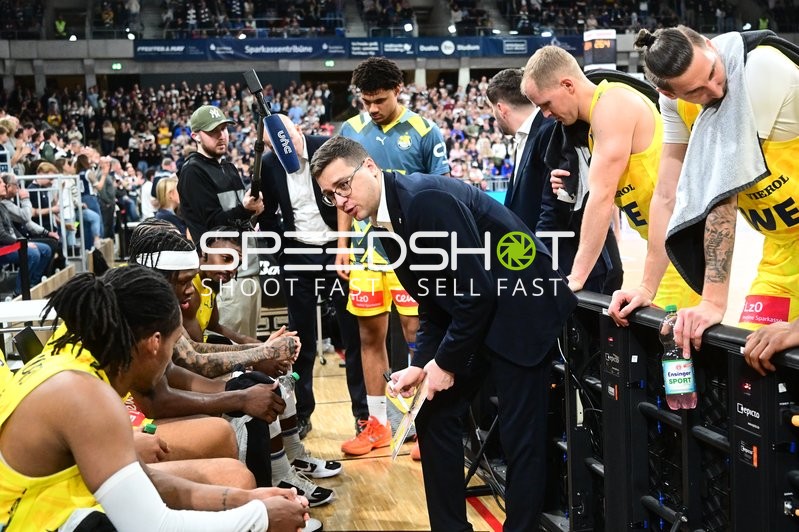 Szene mit Colin Schroeder (29; EWE Baskets Oldenburg) und Teamkollegen