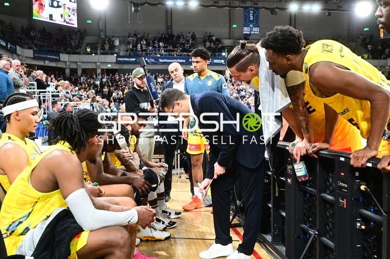 Szene mit Colin Schroeder (29; EWE Baskets Oldenburg) und Teamkollegen