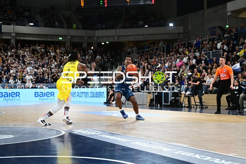 DJ Horne (0; MLP Academics Heidelberg) mit Ball in Aktion