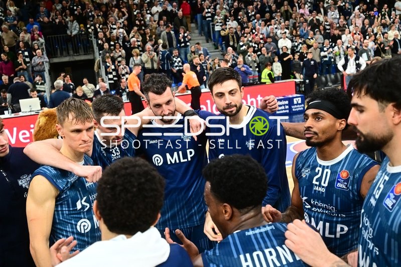 Team-Huddle mit Mateo Seric (21; MLP Academics Heidelberg) und Marcel Keßen (15; MLP Academics Heidelberg)