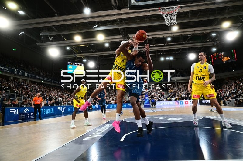 Spielaktion mit 33; EWE Baskets Oldenburg und Paul Zipser (9; MLP Academics Heidelberg)