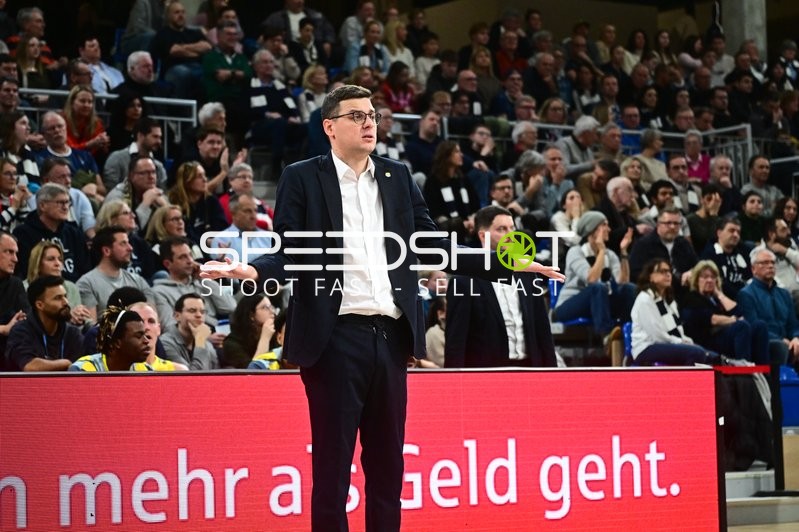 Szene mit Lazar Spasic (997; EWE Baskets Oldenburg) und Franjo Borchers (998; EWE Baskets Oldenburg)