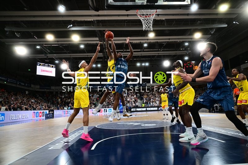 Spielaktion mit Samuell Williamson (10; MLP Academics Heidelberg) und Nicholas Tischler (11; EWE Baskets Oldenburg)