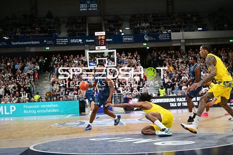 Spielaktion mit DJ Horne (0; MLP Academics Heidelberg) und Michale Kyser (12; EWE Baskets Oldenburg)