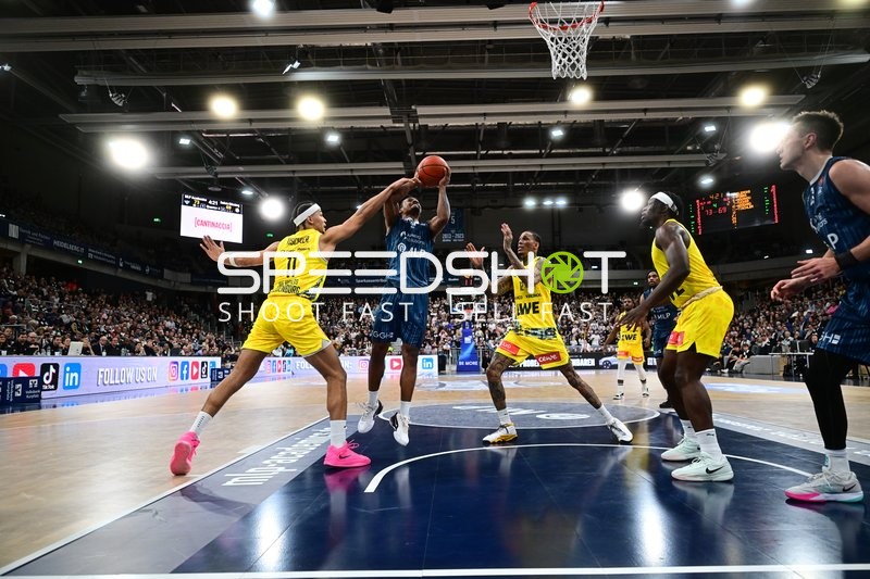 Spielaktion mit Samuell Williamson (10; MLP Academics Heidelberg) und Verteidigung