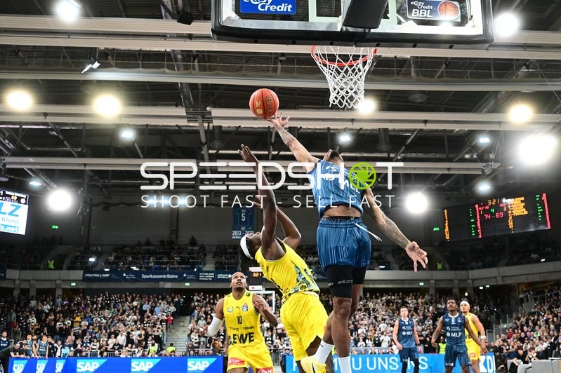 Spielaktion mit Samuell Williamson (10; MLP Academics Heidelberg) am Korb