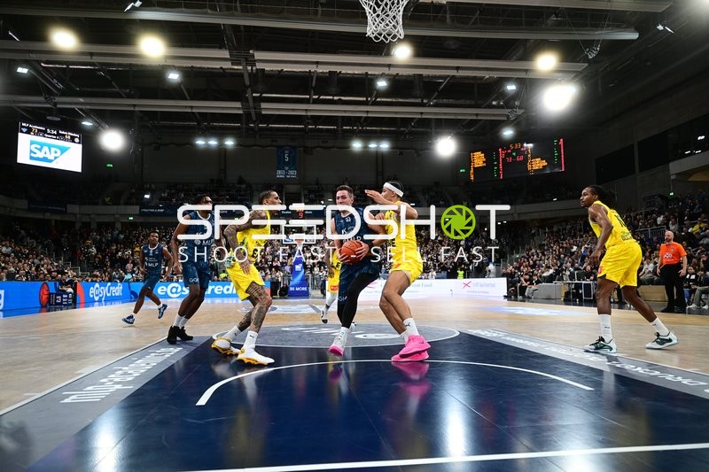 Spielaktion mit Ryan Mikesell (33; MLP Academics Heidelberg) und Michale Kyser (12; EWE Baskets Oldenburg)